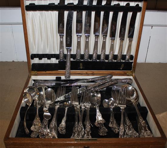 Service of Queens pattern plated flatware in oak canteen (+ additional pieces) & six pairs cased plated fish eaters(-)